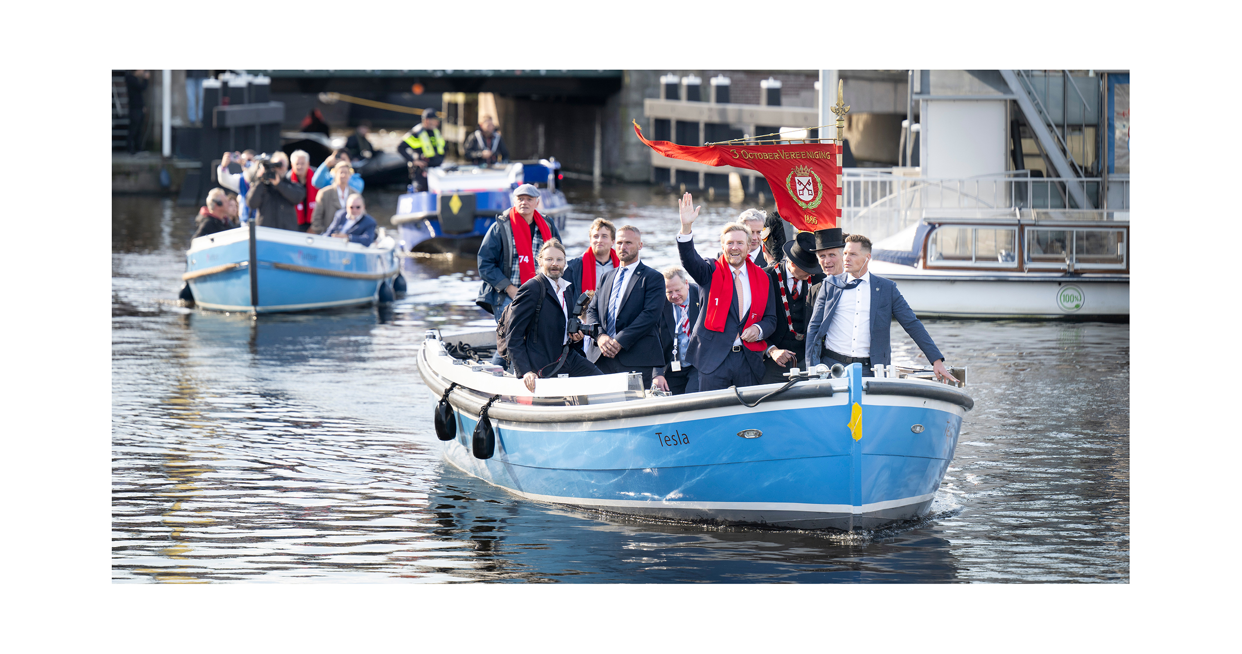 Koning Willem Alexander aan boord bij Bootjes en Broodjes Leiden